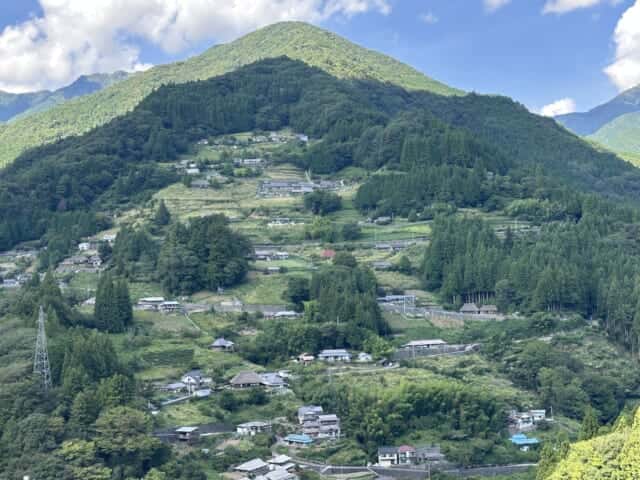 急斜面に家屋が造成された落合集落