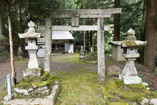 山岳地帯に建立された天日神社の鳥居と境内