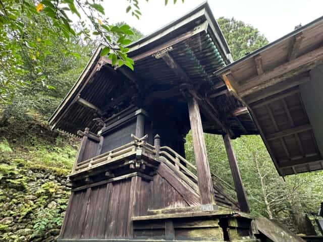 山頂近く石積みの基礎に建てられた八坂神社の本殿
