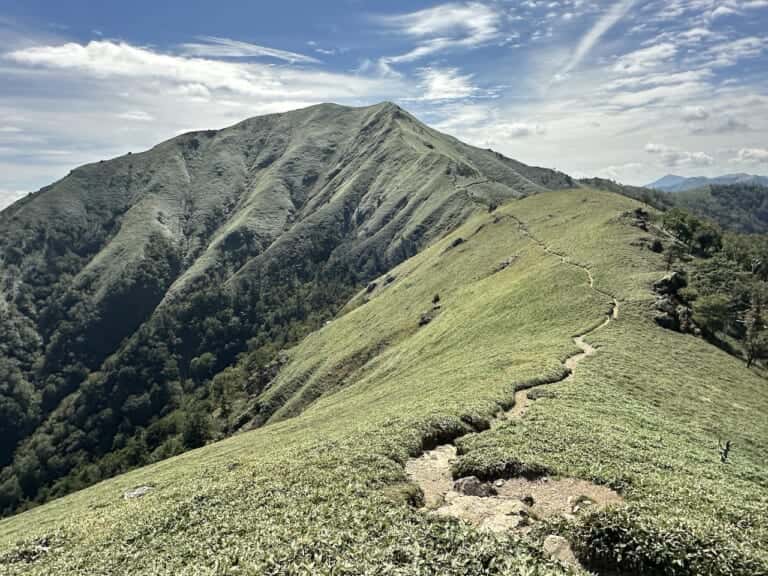 焼山の跡と考えられる次郎笈から剣山への尾根伝い