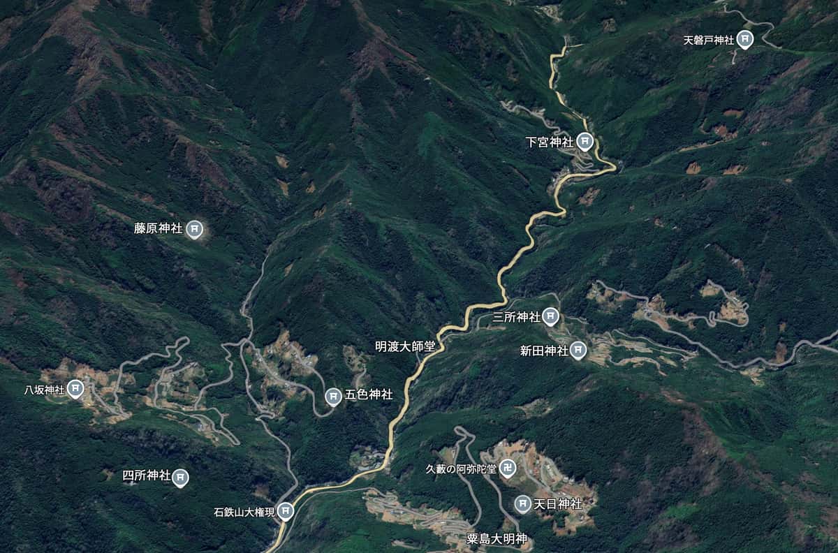 剣山北方の貞光川沿いの山麓に建立された神社