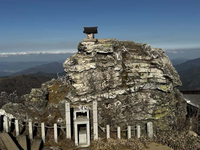 神宝の伝承が噂される剣山頂上の宝蔵石