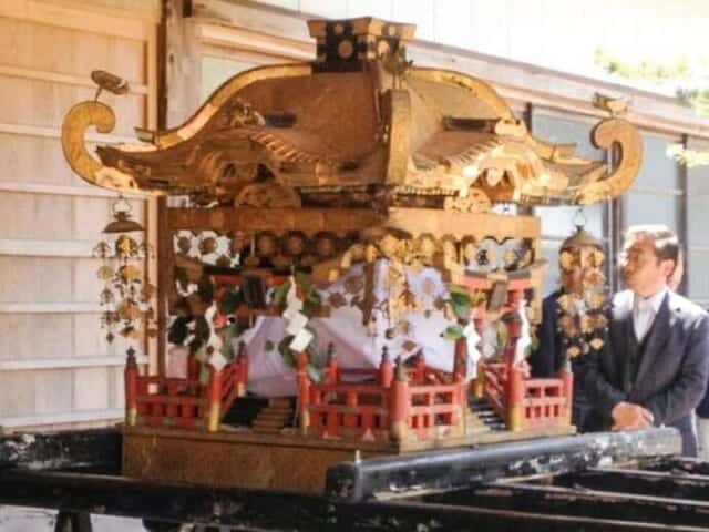 山開きで担がれる劔山本宮の神輿