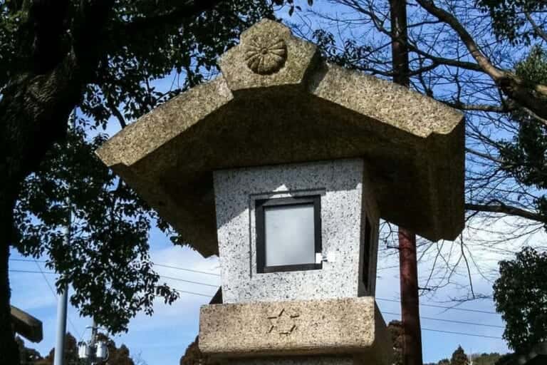 石灯篭に彫られた菊花紋と六芒星