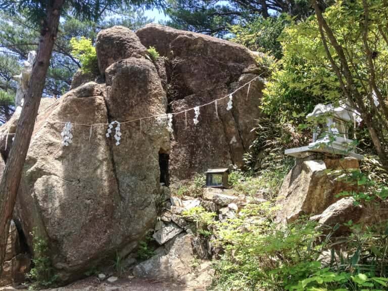 六甲山神社　石の宝殿